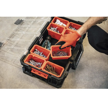 Werkzeugkoffer mit Schrauben, Nägeln und einem Akkuschrauber