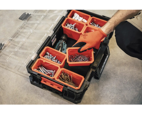 Werkzeugkoffer mit Schrauben, Nägeln und einem Akkuschrauber