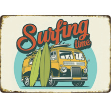 Metallschild mit dem Aufdruck Surfing Time, einem Bus und Surfbrettern