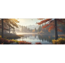 Landschaft mit See, Bäumen und Bergen im Herbst