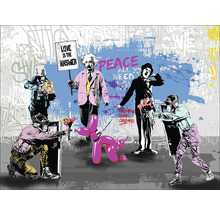 Wandbild mit Personen, Tieren und dem Text 'Love is the answer'