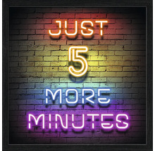 Gerahmtes Wandbild mit Neon Schriftzug Just 5 More Minutes vor einer Backsteinwand