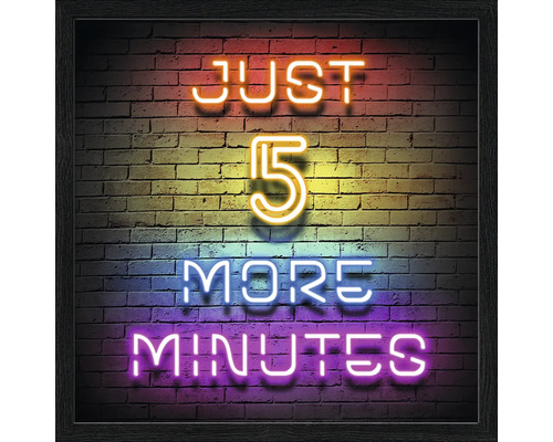 Gerahmtes Wandbild mit Neon Schriftzug Just 5 More Minutes vor einer Backsteinwand