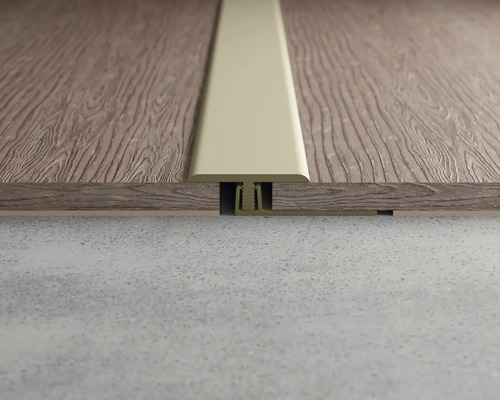 Bodenszene mit Übergangsprofil zwischen zwei Bodenbelägen.
