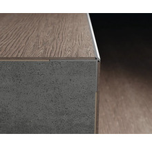 Detailansicht eines Möbels mit Holzoberfläche und Betonstruktur