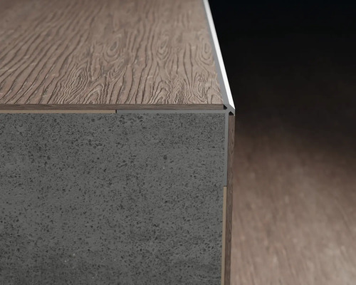 Detailansicht eines Möbels mit Holzoberfläche und Betonstruktur