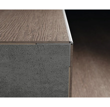 Detailansicht einer Kommode mit Holzoberfläche und Steinfurnier