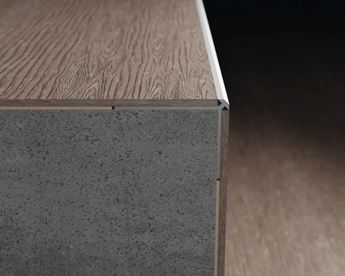 Detailansicht einer Kommode mit Holzoberfläche und Steinfurnier