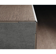 Detailansicht eines Möbelstücks mit Holzoberfläche und Betonstruktur