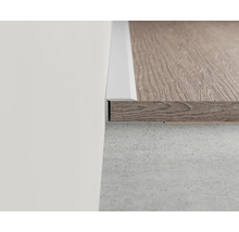 Detailaufnahme eines Bodenprofils aus Holz an einer Wand