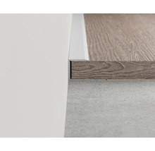 Detailansicht einer weißen Sockelleiste mit Laminatboden