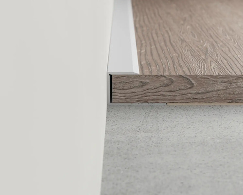 Detailansicht einer weißen Sockelleiste mit Laminatboden