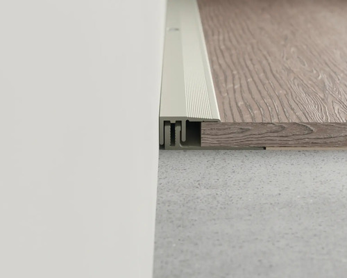 Detailaufnahme eines Bodenprofils zur Verbindung verschiedener Bodenbeläge.