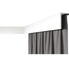 Gardinenstange mit grauen Vorhängen