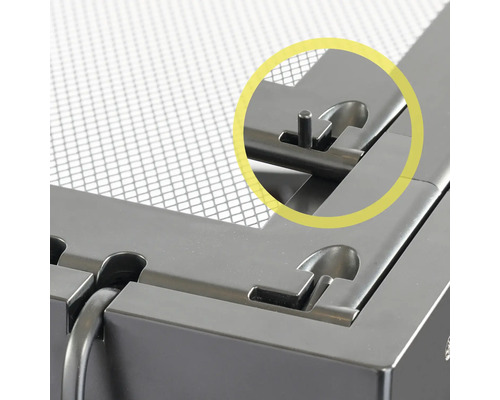 Detailaufnahme eines Metallgrills mit Verschlussmechanismus