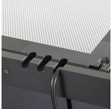 Detailansicht eines Kabelkanals mit Kabeln