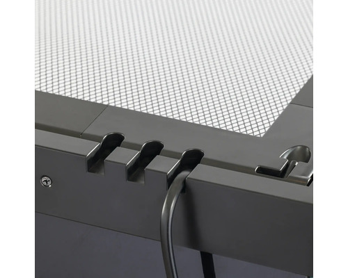 Detailaufnahme eines Kabels, das durch eine Kabelführung verläuft