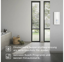 Badezimmer mit Durchlauferhitzer an der Wand, Badewanne und Fenster