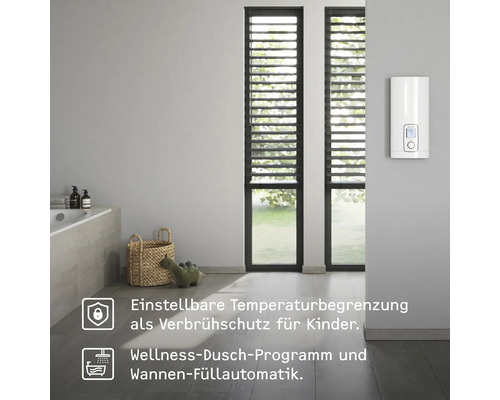 Badezimmer mit Durchlauferhitzer an der Wand, Badewanne und Fenster