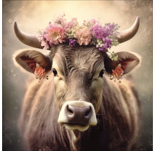 Porträt einer Kuh mit Blumenkranz
