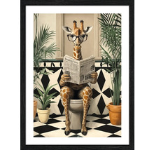 Gerahmtes Bild einer Giraffe mit Brille, die auf einer Toilette sitzt und eine Zeitung liest, umgeben von Pflanzen in einem Badezimmer mit Schachbrettfliesen.