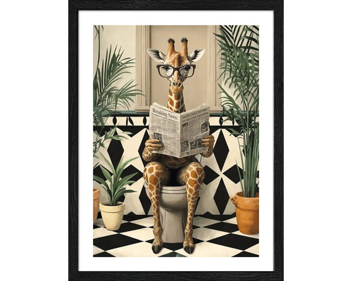 Gerahmtes Bild einer Giraffe mit Brille, die auf einer Toilette sitzt und eine Zeitung liest, umgeben von Pflanzen in einem Badezimmer mit Schachbrettfliesen.
