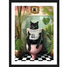 Gerahmtes Bild einer Katze, die auf einer Toilette sitzt und eine Zeitung liest, in einem Badezimmer mit Pflanzen