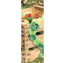 Dekorative Raupe aus Holz und Textil vor einer Holzkiste