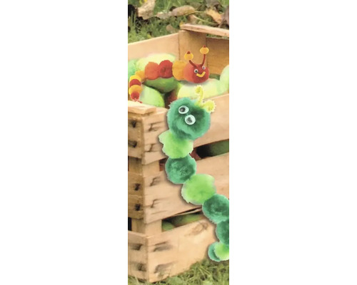 Dekorative Raupe aus Holz und Textil vor einer Holzkiste