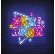 Leuchtende Spielzimmerbeschriftung vor einer Backsteinmauer