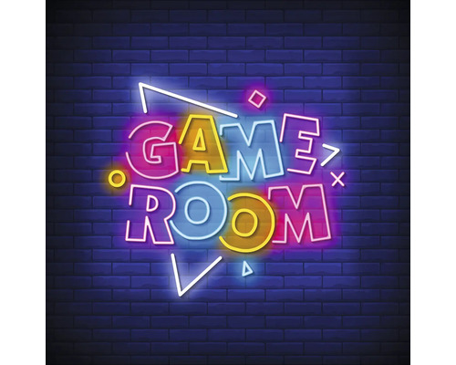 Leuchtende Spielzimmerbeschriftung vor einer Backsteinmauer