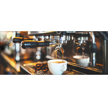 Kaffeezubereitung mit einer Espressomaschine in einer Tasse