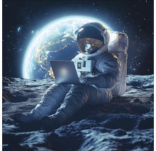 Ein Astronaut sitzt auf dem Mond und benutzt einen Laptop.