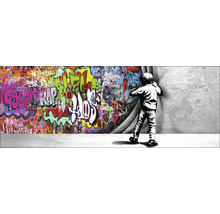Dekorative Wand mit Graffiti und einem Jungen, der einen Vorhang lüftet