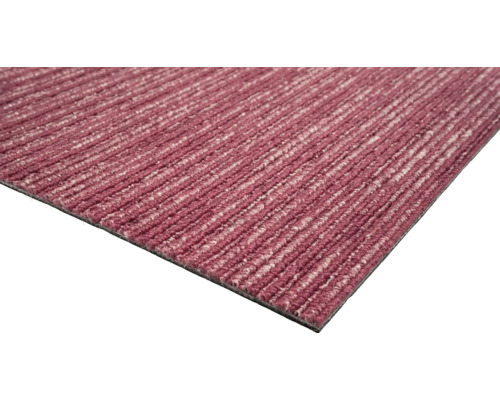 Nahaufnahme einer Teppichfliese mit linearer Struktur.