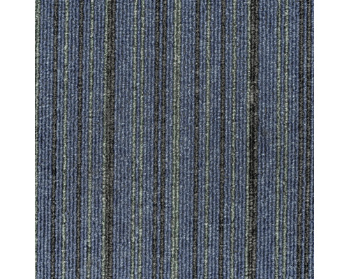 Nahaufnahme eines gestreiften Teppichs.