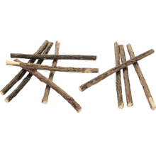 Stapel naturbelassener Äste für den Garten