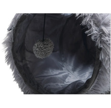 Innenansicht eines Katzentunnels mit Spielball