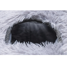 Eingang zu einer Katzenhöhle mit Plüschbezug