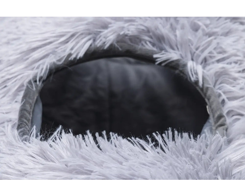 Eingang zu einer Katzenhöhle mit Plüschbezug