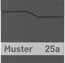 Hausnummernschild mit der Aufschrift Muster 25a