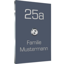 Hausschild mit Hausnummer, Klingel und Familienname
