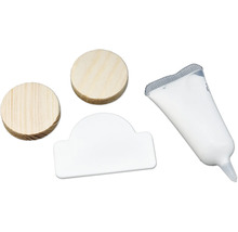 Zwei Holzdübel, eine weiße Abdeckkappe und eine Tube Klebstoff