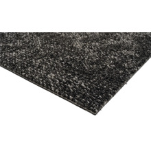 Nahaufnahme eines grauen Teppichs.