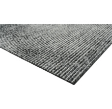 Detailansicht eines Teppichs mit linearem Muster.