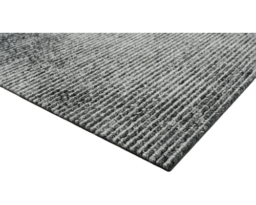 Detailansicht eines Teppichs mit linearem Muster.