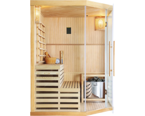 Innenansicht einer Sauna mit Holzbänken, Ofen und Glasfront