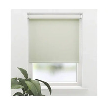 Fenster mit montiertem Rollo