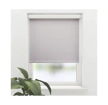 Blick auf ein Fenster mit einem grauen Rollo.