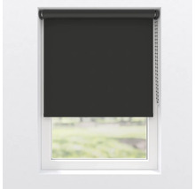 Fenster mit schwarzem Rollo zur Verdunkelung